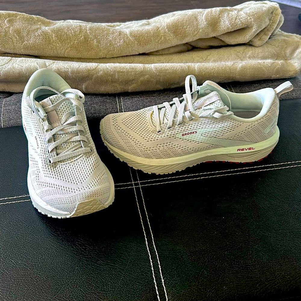 Brooks 7.5 Revel 6 tennis shoes. Make me an offer!!! 👟